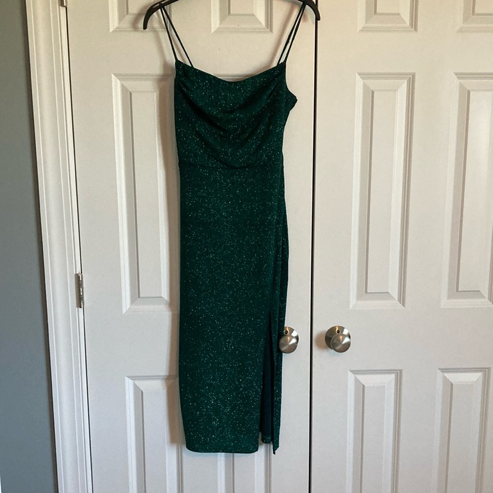 Beautiful emerald green. Sparkles! Worn once for Homecoming dance.